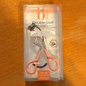 Beau Eyelash Curler with Pink Handles